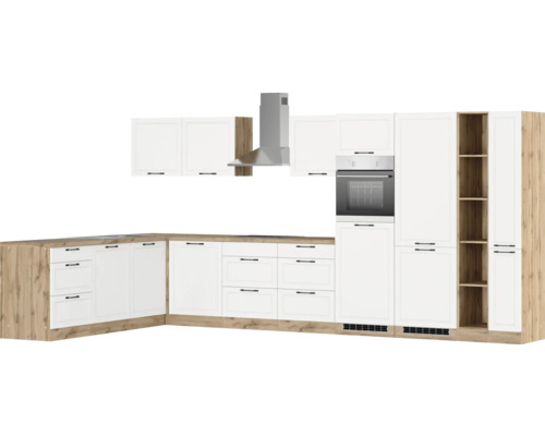 Komplette Küche mit Dunstabzugshaube, Herd und Schränken in heller Holzoptik und Weiß