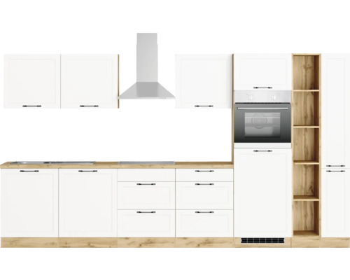 Küchenzeile mit weißen Fronten, Dunstabzugshaube und Holzelementen