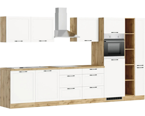 Komplette Küche mit Hängeschränken, Dunstabzugshaube, Einbaubackofen und Regalen.
