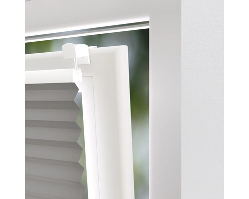 Detailansicht eines Faltstores am Fenster