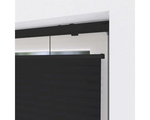 Detailansicht eines schwarzen Plissees am Fenster