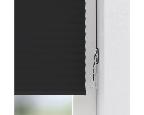 Schwarzes Plissee-Rollo am Fenster