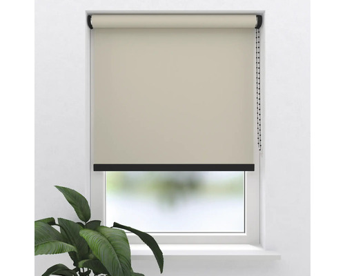 Beigees Rollo am Fenster mit Kettenzug