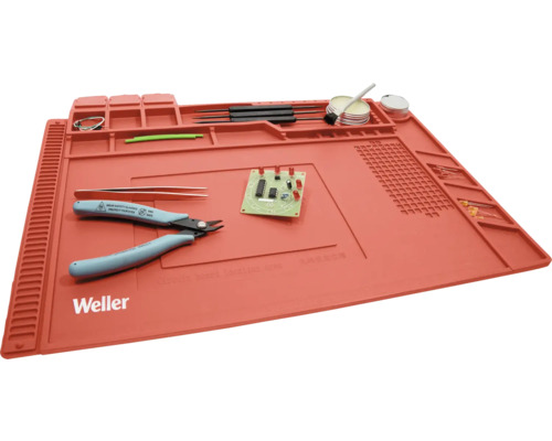 Weller Lötmatte mit Werkzeugen und elektronischen Bauteilen.