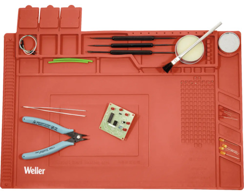 Lötmatte mit Werkzeugen und elektronischen Bauteilen