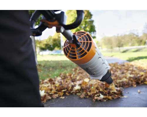 Person mit Laubbläser bei der Gartenarbeit