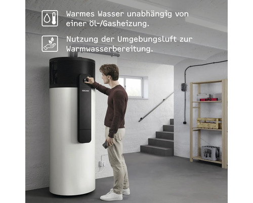 Warmwasserspeicher mit Mann in einem Raum