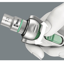 Ein Wera Werkzeug mit einer Stecknuss der Größe 13 wird von einer Hand bedient.