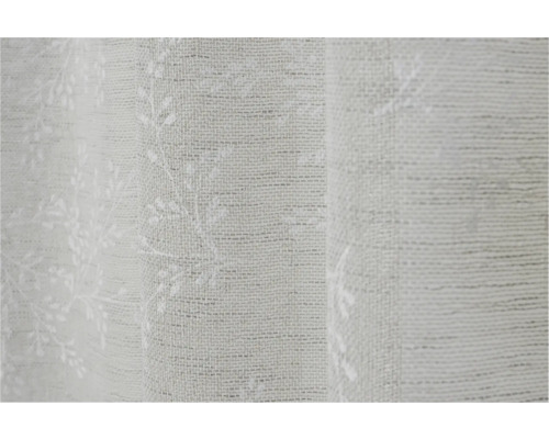 Detailansicht eines Vorhangs mit Pflanzenmuster und Textiloberfläche