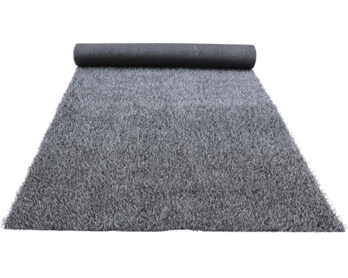 Grauer Kunstrasen teilweise aufgerollt.