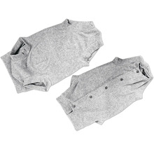 Zwei graue, gefaltete Baby-Bodys