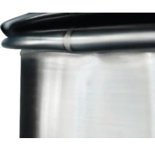 Detailaufnahme eines Behälters aus Metall mit einem schwarzen Rand