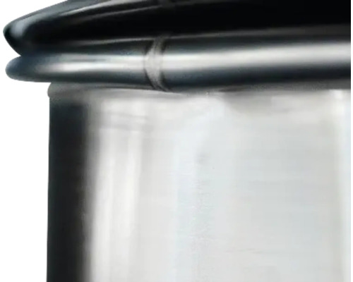 Detailaufnahme eines Behälters aus Metall mit einem schwarzen Rand