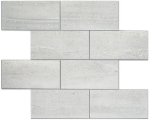 Rechteckige Wandfliesen aus Steinzeug im Verband verlegt