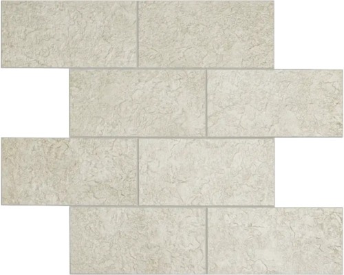 Anordnung von rechteckigen, hellen Wandfliesen mit Struktur