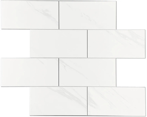 Anordnung von weißen Keramikfliesen im Backsteinmuster