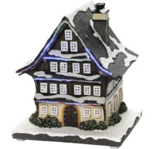 Dekoratives, beleuchtetes Miniaturhaus mit Schnee für weihnachtliche Dekoration