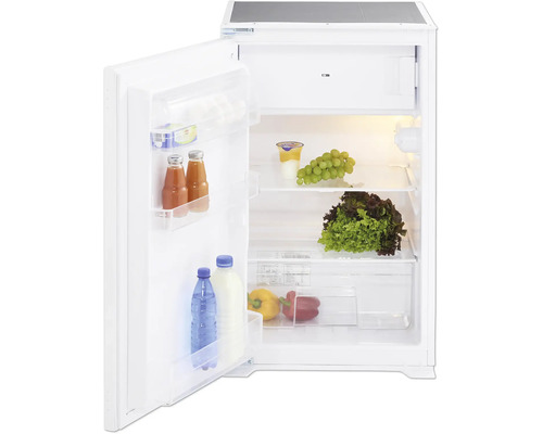 Geöffneter weißer Kühlschrank mit verschiedenen Lebensmitteln