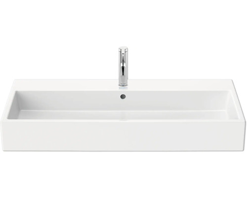Waschbecken aus Keramik mit Armatur
