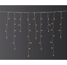 Lichterkette mit herunterhängenden Strängen und warmweißen Lichtern