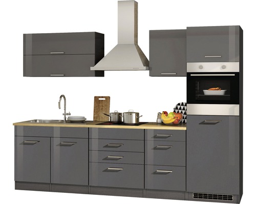 Graue Einbauküche mit Spüle, Kochfeld, Dunstabzugshaube, Hängeschränken und Backofen