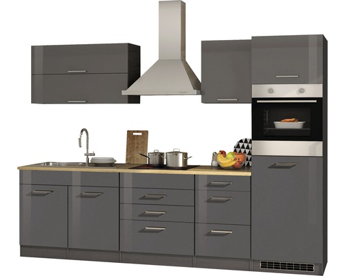 Graue Küchenzeile mit Spüle, Kochfeld, Dunstabzugshaube und Backofen