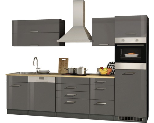 Moderne Einbauküche mit Spüle, Geschirrspüler, Herd, Backofen, Dunstabzugshaube und Hängeschränken