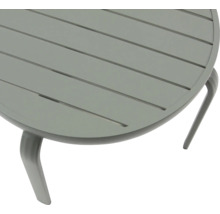 Detailansicht eines Gartentisches mit Lattenmuster und Metallbeinen.