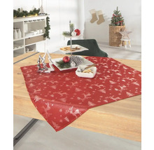 Festlich gedeckter Tisch mit rotem Tischläufer, verziert mit Hirsch- und Tannenbaum Motiven.