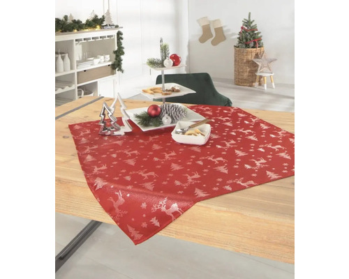 Mitteltischdecke Rentier rot 80 x 80 cm Festlich gedeckter Tisch mit rotem Tischläufer, verziert mit Hirsch- und Tannenbaum Motiven.