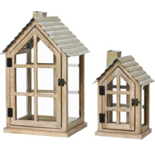Zwei Windlichter in Hausform aus Holz und Metall