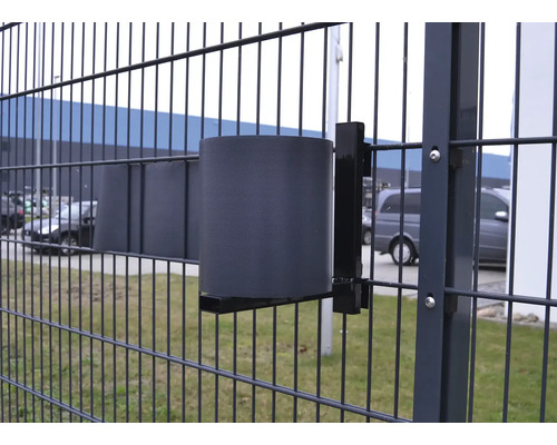 Ein schwarzer Abfallbehälter, der an einem Doppelstabmattenzaun befestigt ist.