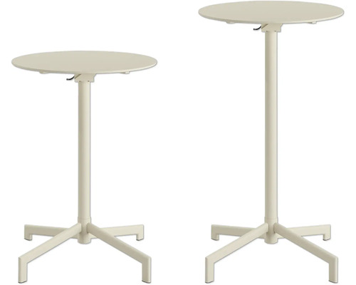 Zwei Stehtische mit runden Tischplatten und vierbeinigen Gestellen