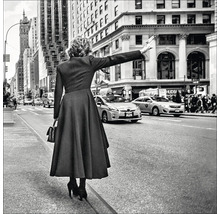 Frau ruft Taxi in der Stadt