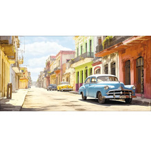 Straßenszene mit Oldtimern und bunten Gebäuden