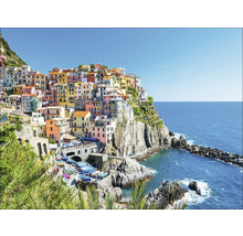 Ansicht von Manarola, einem Küstenort in Italien, mit farbenfrohen Häusern auf einer Klippe über dem Meer.