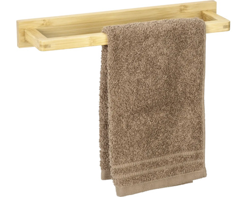 Handtuchhalter aus Bambus mit einem Handtuch
