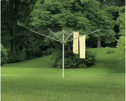 Drehflügelwäscheständer mit Wäsche im Garten