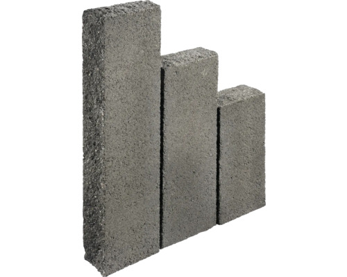 Drei graue Pflastersteine aus Beton in unterschiedlichen Höhen