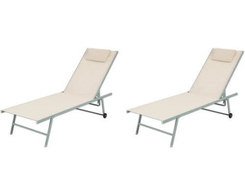 Zwei Liegestühle mit Kopfkissen für den Garten oder die Terrasse.