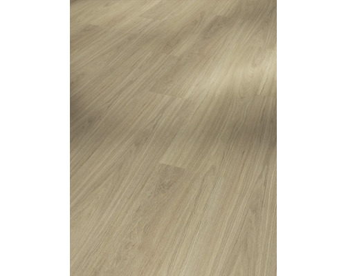 Heller Laminatboden mit Holzoptik