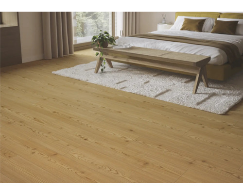 Heller Holzboden in einem Schlafzimmer mit Bett, Teppich und Bank