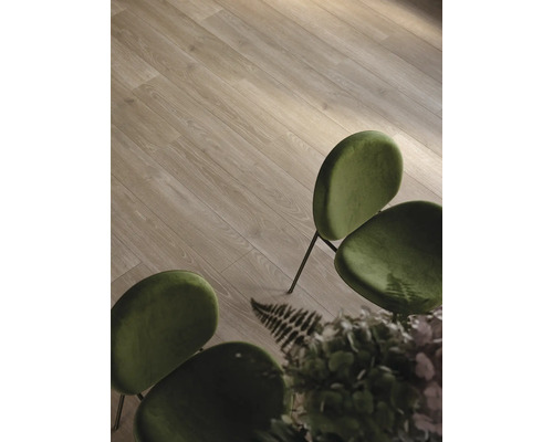 Szene mit Holzboden und Stühlen