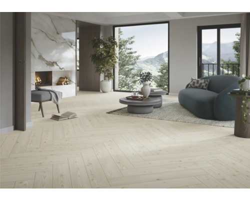 Heller Wohnraum mit Fischgrätparkett, Kamin und großer Fensterfront mit Blick in die Natur