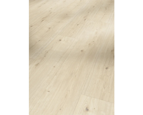Heller Laminatboden in Holzoptik