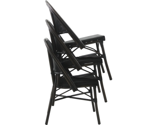 Stapel aus drei schwarzen Rattanstühlen