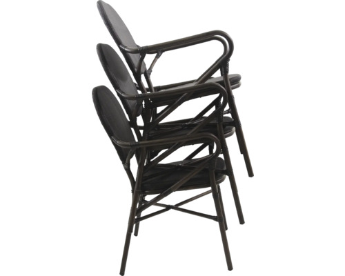 Stapel aus drei Terrassenstühlen aus Rattan mit Armlehne