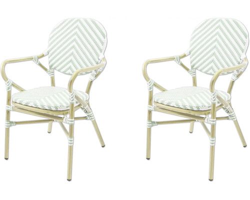 Zwei Rattansessel mit Armlehnen und Sitzkissen