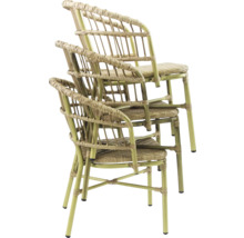 Stapel aus drei Rattan-Armlehnstühlen