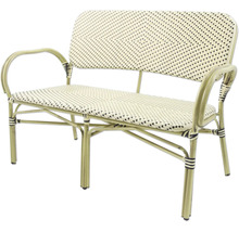Gartenbank aus Rattan mit Armlehnen für den Aussenbereich